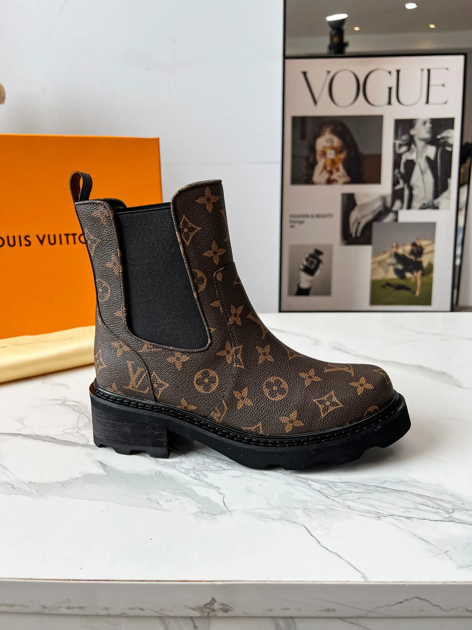👟👟Ex-factory price 540👟👟 LOUS VUITON 🔥🔥🔥️ The latest short boots model from Louis Vuit 2025 official website, official website 💯 original version 1:1. LV Beaubourg uses calfskin to present a Chelsea-style upper, with a lightweight thick sole. Monogram canvas trim and contrast stitching outline the elastic side panels and seams respectively, cleverly interpreting the balance of strength and softness. It is a fashionable short boot that is comfortable and generous, versatile and very good-looking. Upper: Full-grain calfskin. Lining feet: sheepskin. Color: black/coffee, 35 to 40 yards, (414243 yards can be customized without return or exchange) Bosses are welcome to place orders